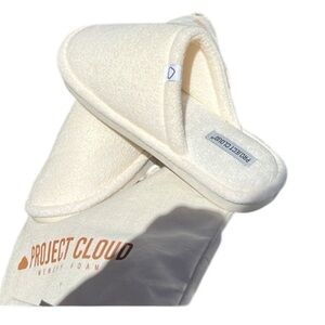 NWT Memory foam Slippers non slip cream Gift bag with tag Size 8 New